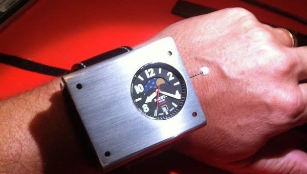 наручний атомний годинник